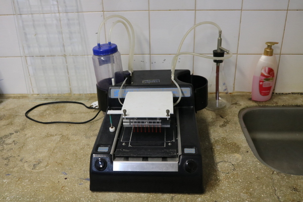 Lavadora semiautomática de placas de Elisa, marca Bras Serum, modelo BS II2